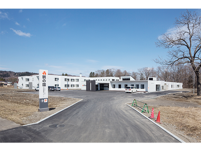 広い敷地の建物外観