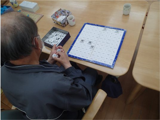 テーブルで活動する様子