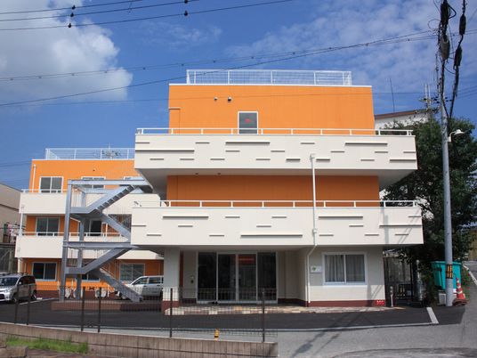 オレンジ色の屋上付き建物