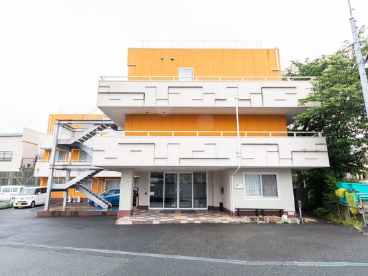 清潔感のある建物エントランス