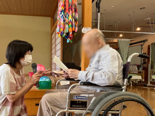 会話する利用者とスタッフ