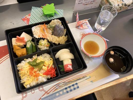 彩り豊かな食事のテーブル