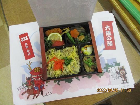 かわいらしいキャラクターとお弁当