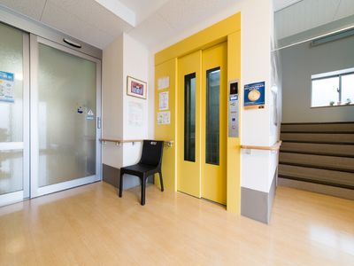 エレベーターと階段の入口