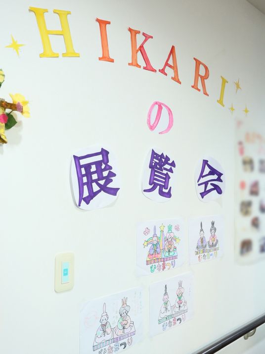  壁に装飾された掲示物  