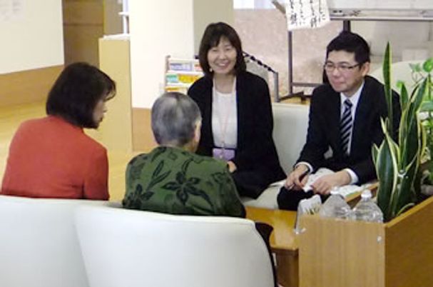 談笑する人々の集うソファ