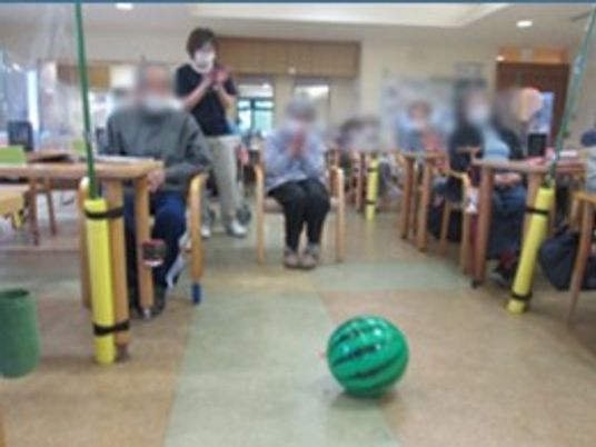 笑顔と賑わいの室内