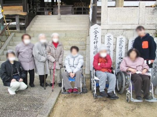 車椅子の利用者と階段
