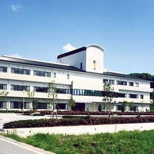 白い建物の外観