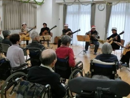 音楽会を楽しむ様子