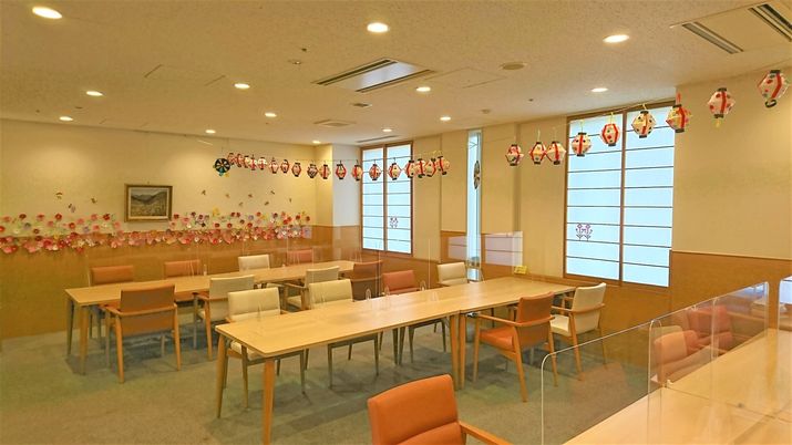 明るい空間の食堂