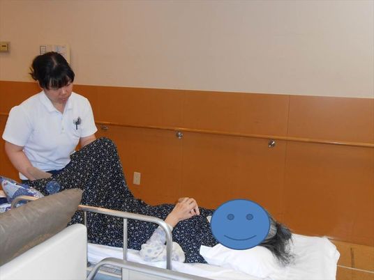 優しい介助が行われる病室