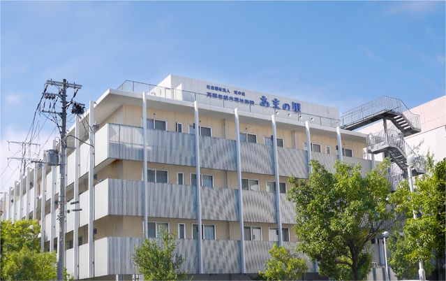 緑に囲まれた外観