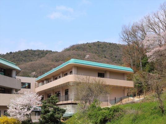 周囲に緑が広がる建物外観