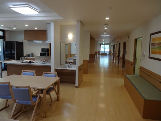 明るい廊下の風景