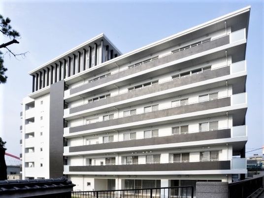 多階層のモダンな建物