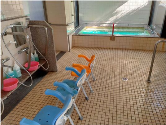 明るい浴室設備