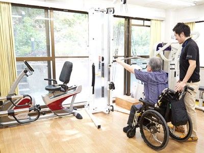 トレーニング機器と利用者とスタッフの多目的室