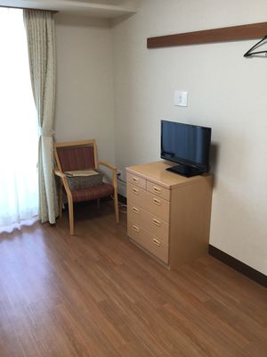 椅子とテレビのある部屋