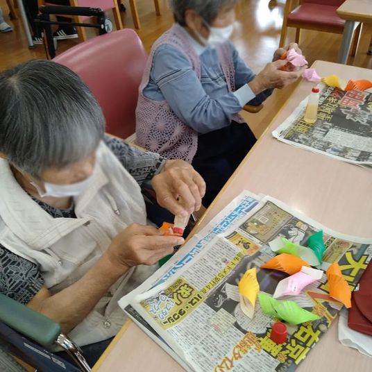 折り紙をする様子