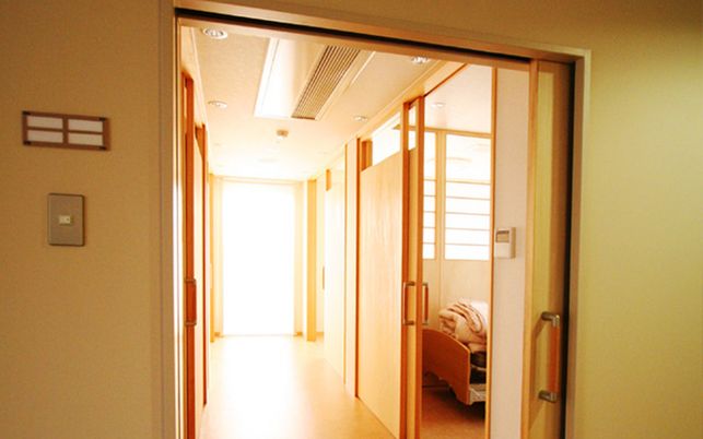 暖かい光が差し込む廊下  