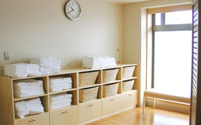 タオルが並ぶ棚のある部屋
