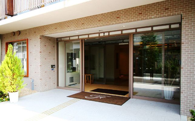 開放的なエントランス