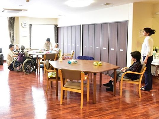 広々とした明るい食堂