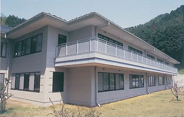 自然に囲まれた建物外観  