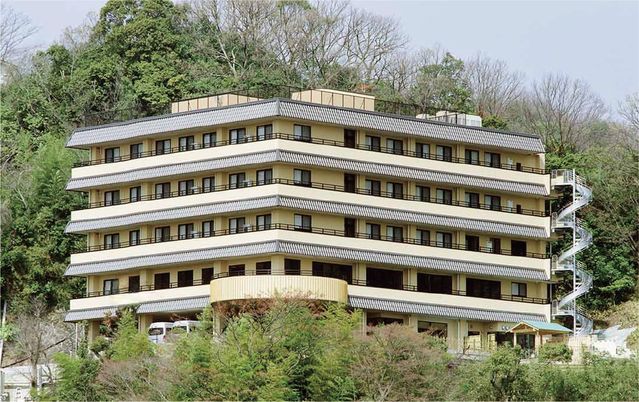 緑に囲まれた建物