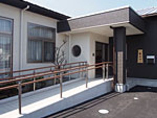 落ち着いた色調のエントランス