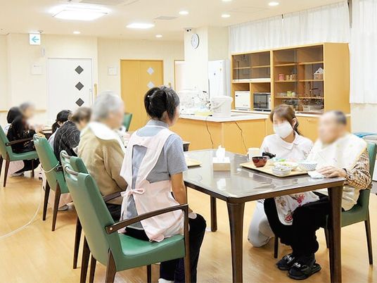 食事を楽しむリビング
