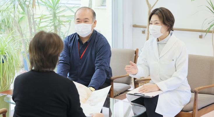 相談をするスタッフと利用者のラウンジ