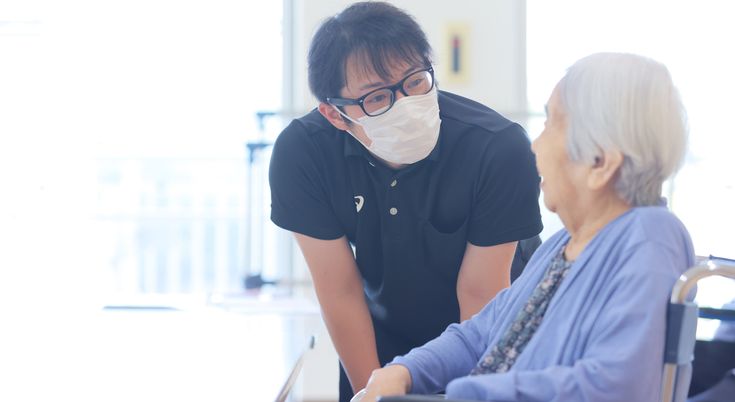 笑顔で話すスタッフと利用者