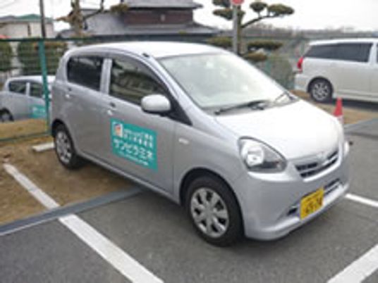 駐車場に停まる車