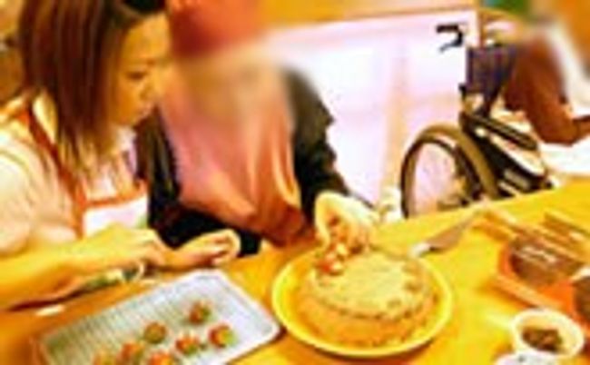 ケーキ作りを楽しむ場面