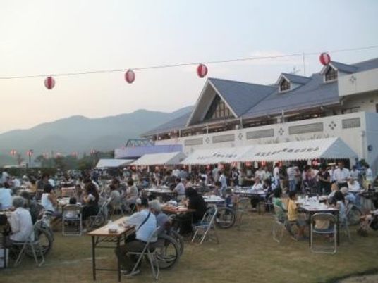 中庭での夕食会