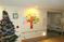 掲示物とクリスマスツリーの廊下