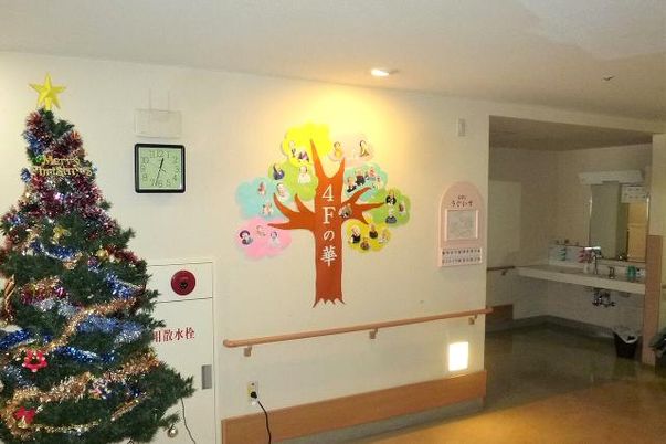 掲示物とクリスマスツリーの廊下