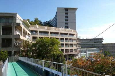 自然に囲まれた建物の外観