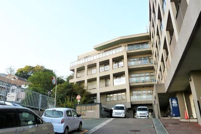 訪問者を迎える外観