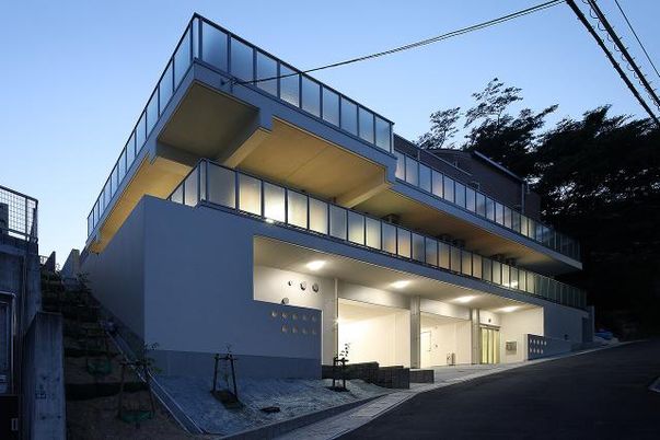 夕暮れの建物外観