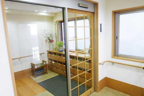 和の雰囲気漂うエントランス