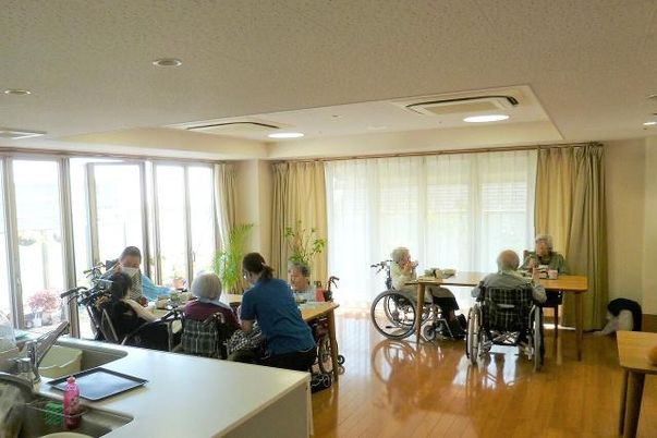 明るい食堂の様子