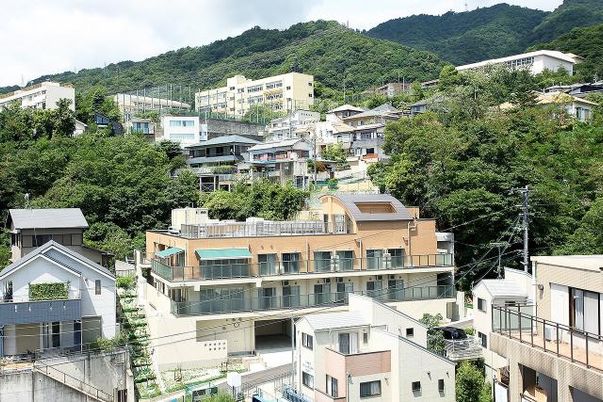 山間の建物