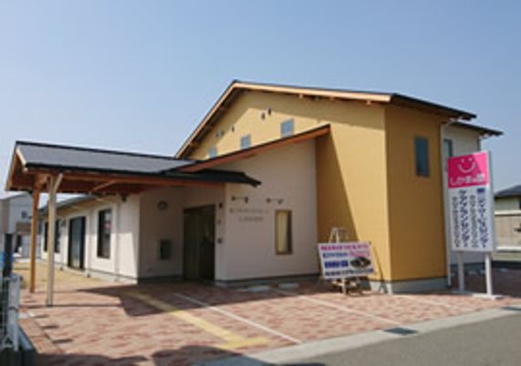 落ち着いた色合いの建物
