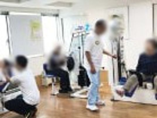 訓練機器を使う人々