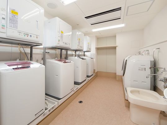 洗濯機と洗面台の室内