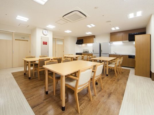 明るい共有ダイニング空間