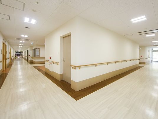 手すり付きの明るい廊下